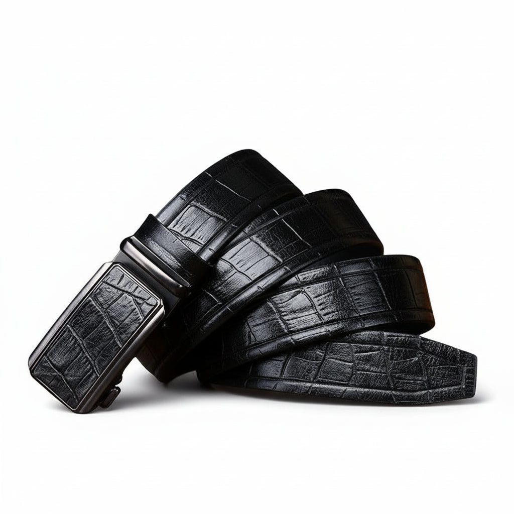 Ceinture Clémentin noire en cuir de vachette pleine fleur avec motif crocodile embossé et boucle automatique rectangulaire en alliage.