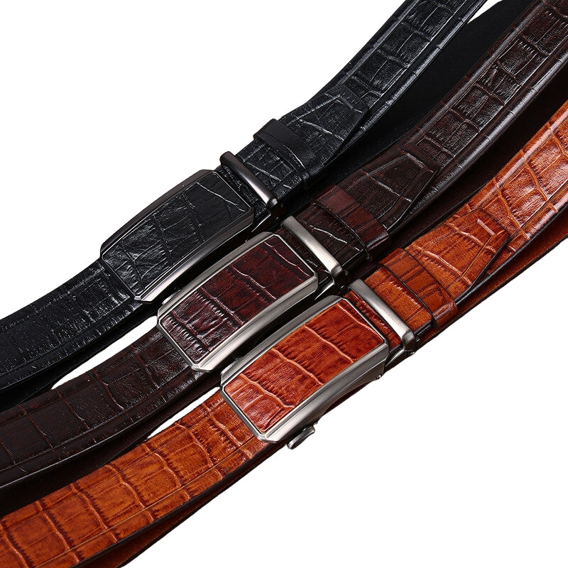 Ceinture Clémentin en cuir de vachette marron avec motif crocodile embossé et boucle automatique rectangulaire.