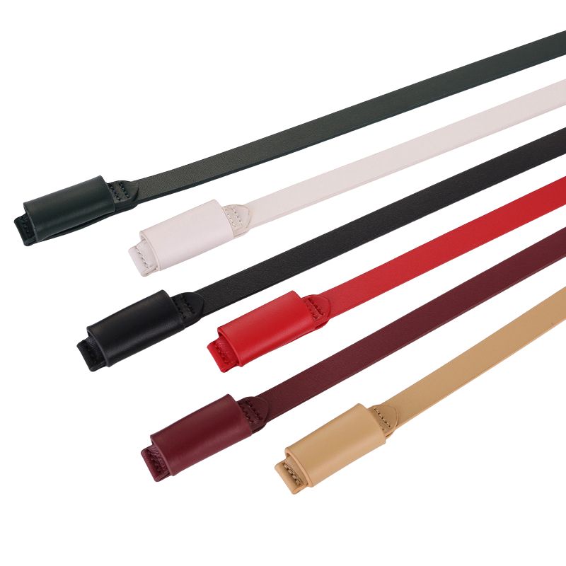 Ceintures fines pour femme Colmar en cuir pleine fleur disponibles en plusieurs couleurs : vert sapin, blanc, noir, rouge, bordeaux et beige. Elles se nouent à la taille sans boucle ni trou. #fullwidth
