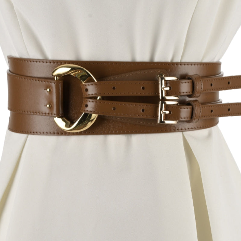Ceinture corset marron en cuir simili avec boucle ardillon carrée dorée, disponible en taille unique et ajustable.