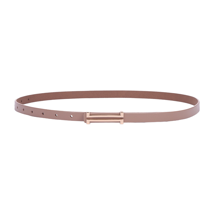 Ceinture femme Courchevel fine en cuir beige avec boucle dorée rectangulaire.