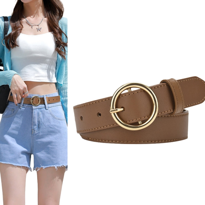 Ceinture Cristal marron en cuir refendu avec boucle dorée ronde, portée avec un jean et un top blanc.