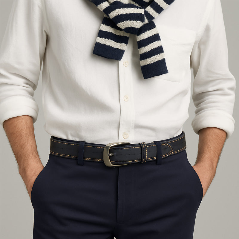 Ceinture homme Daumier en cuir bleu marine avec surpiqûres contrastées et boucle ardillon vieillie. #fullwidth