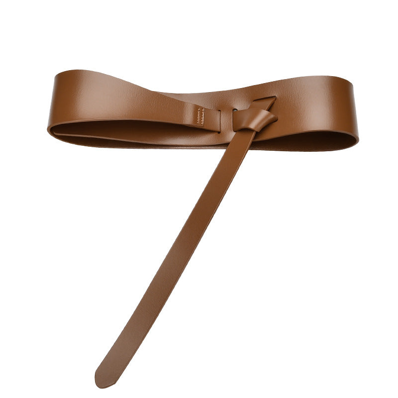 Ceinture femme Dauphine marron en cuir lisse mat, large modèle à nouer sans boucle pour un ajustement sur mesure sur une robe ou un manteau.