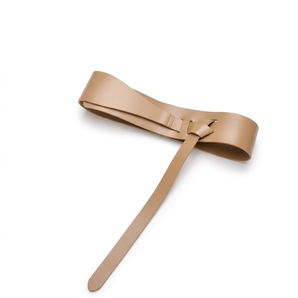 Ceinture de taille femme Dauphine en cuir beige lisse à nouer, sans boucle, design minimaliste et élégant sur fond blanc.
