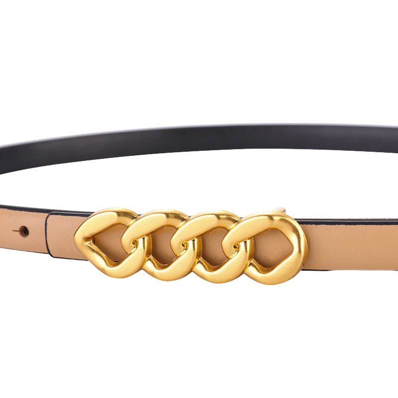 Ceinture fine Delia en cuir beige avec boucle dorée à maillons de chaîne, vue rapprochée.