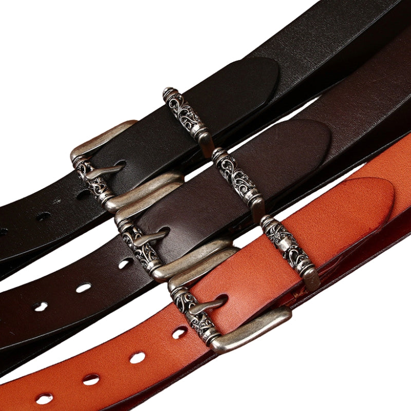 Trois ceintures pour homme Denis en cuir pleine fleur lisse, disponibles en noir, marron foncé et camel, chacune dotée d'une boucle ardillon carrée argentée au design vintage sculpté.