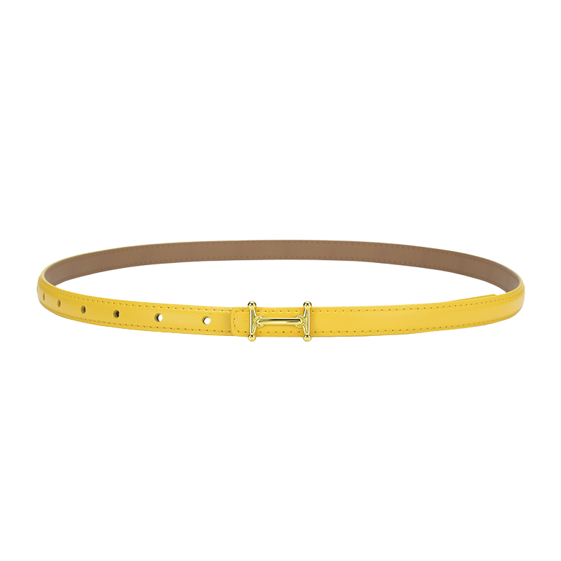 Ceinture fine jaune Diamantine pour femme, avec une boucle dorée en forme de H et une texture lisse en cuir refendu.