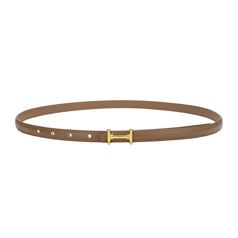 Ceinture fine en cuir marron foncé pour femme, modèle Diamantine, avec une boucle dorée en forme de H.