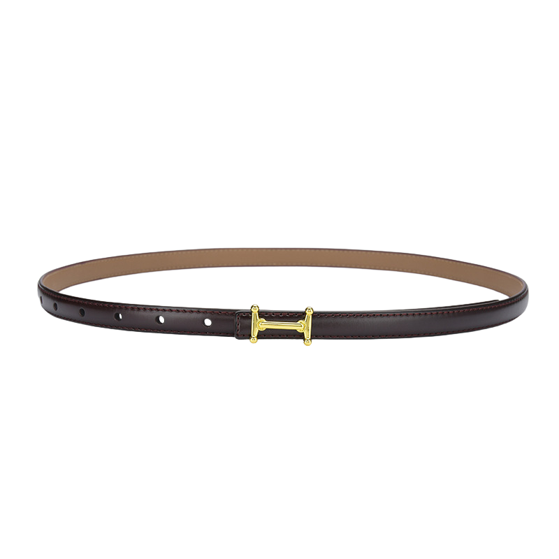 Ceinture fine en cuir refendu de vachette marron foncé, modèle Diamantine, avec boucle dorée en forme de H.
