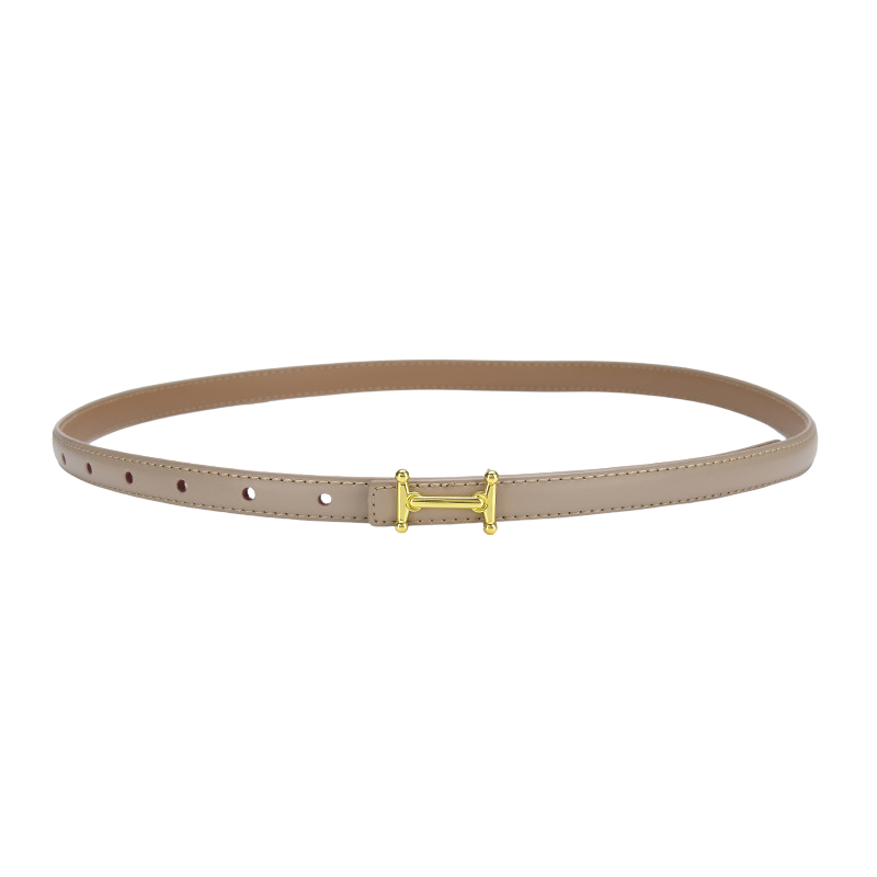 Ceinture fine beige en cuir refendu de vachette, modèle Diamantine, avec une boucle dorée en forme de H.