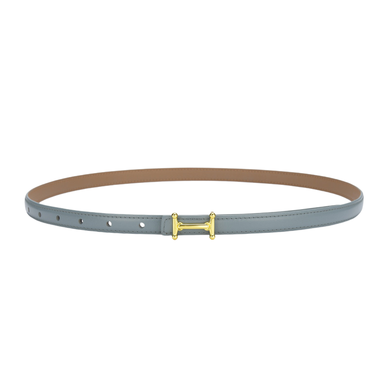 Ceinture fine Diamantine bleu ciel en cuir refendu de vachette avec boucle dorée en forme de H.