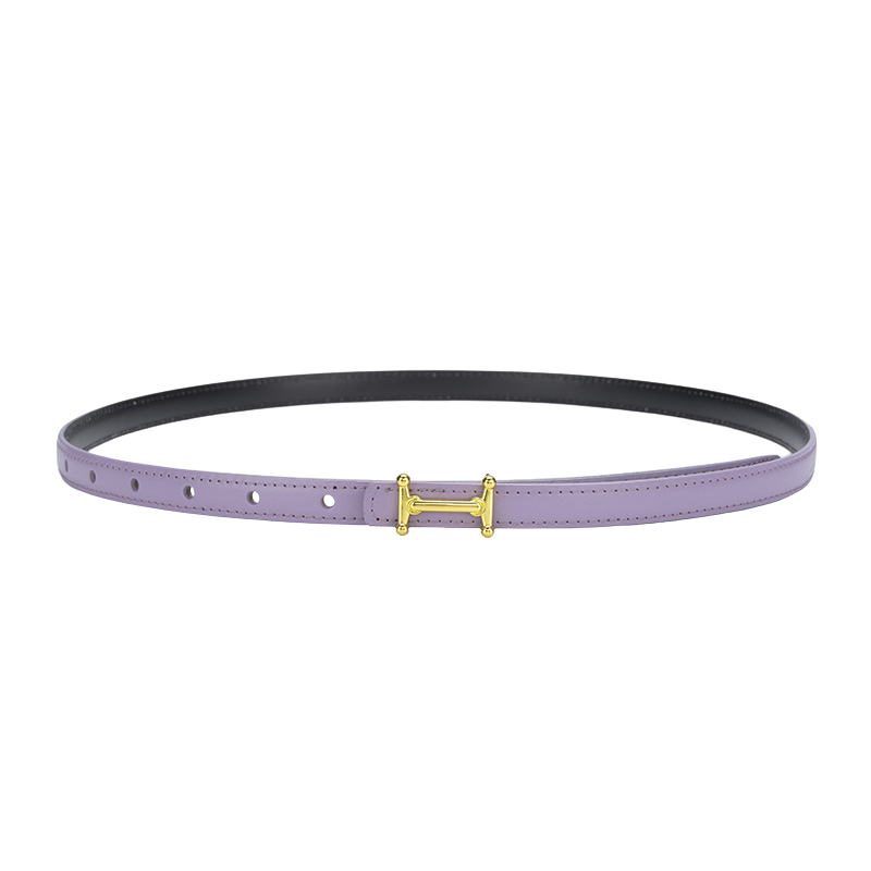 Ceinture fine violette Diamantine pour femme avec une boucle dorée en forme de H.