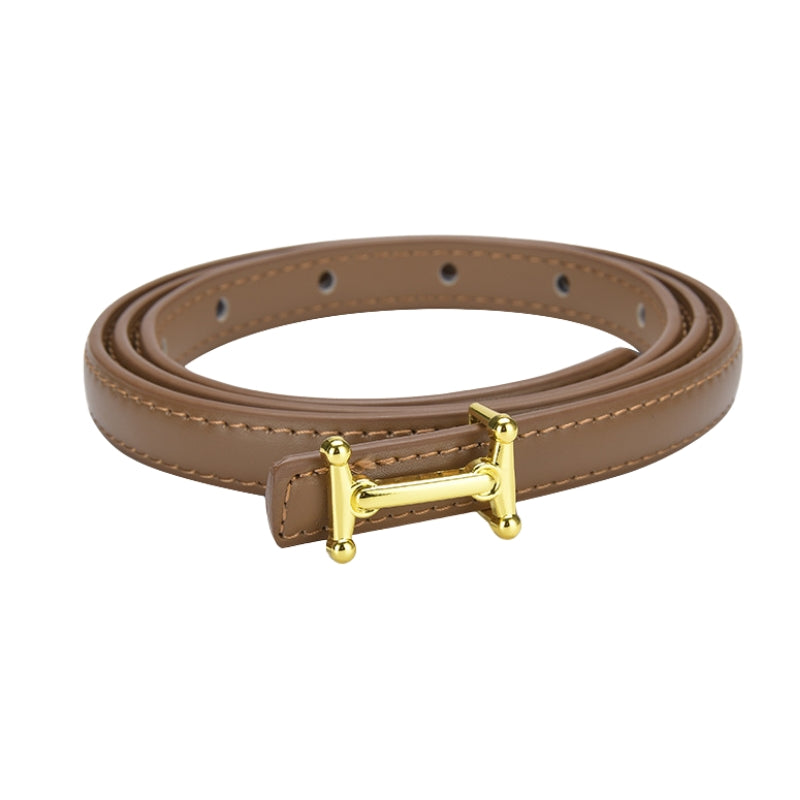 Ceinture fine en cuir refendu de vachette couleur camel avec boucle dorée en forme de H. La ceinture Diamantine mesure 1.5 cm de large et 105 cm de long.