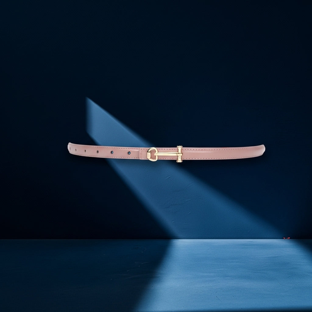 Ceinture fine en cuir rose poudré, modèle Diane, avec une boucle dorée en forme de T et une fermeture crochet clou. #fullwidth