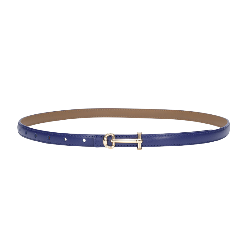 Ceinture fine en cuir de vachette bleu foncé modèle Diane, avec une boucle dorée en forme de clé et une fermeture crochet.