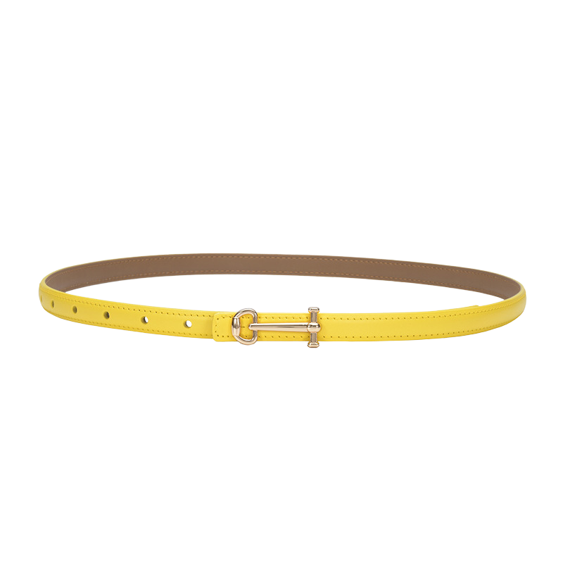 Ceinture fine en cuir lisse jaune pour femme, modèle Diane, avec boucle dorée en forme de clé.
