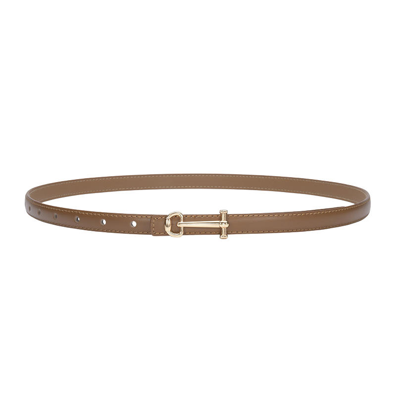 Ceinture fine en cuir marron pour femme, modèle Diane, avec boucle dorée en forme de clé.