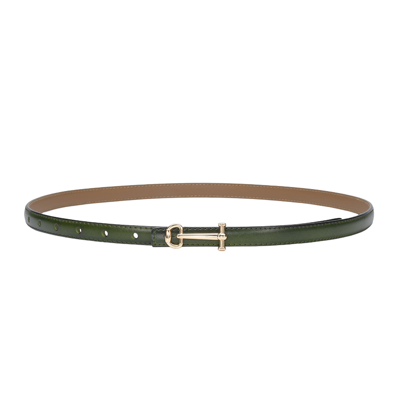 Ceinture fine en cuir lisse vert foncé pour femme, modèle Diane, avec boucle dorée en forme de clé.