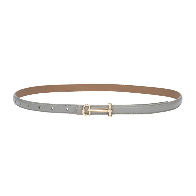 Ceinture fine Diane en cuir gris clair avec boucle dorée en forme de clé.