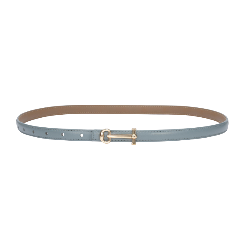 Ceinture fine Diane bleu clair en cuir de vachette refendu avec boucle dorée en forme de clé.
