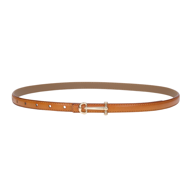 Ceinture fine en cuir lisse marron clair modèle Diane, avec boucle dorée en forme de clé. #fullwidth