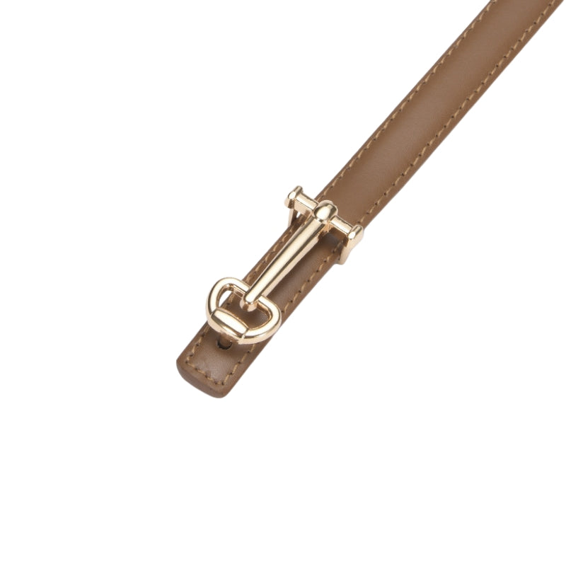 Ceinture fine en cuir marron avec boucle dorée en forme de clé, modèle Diane.