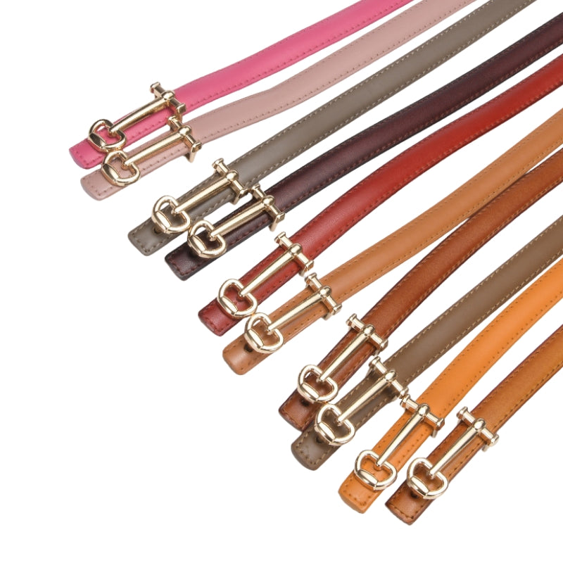 Collection de ceintures fines Diane en cuir de vachette refendu, disponibles en plusieurs coloris, avec fermoir crochet clou et boucle dorée en forme de clé.