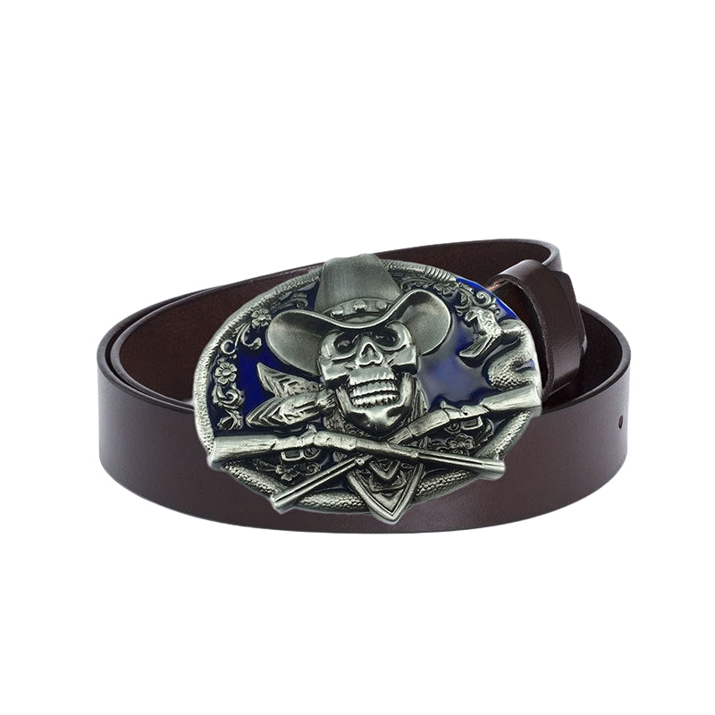 Ceinture marron homme Django avec boucle ovale argentée ornée d'une tête de mort portant un chapeau de cowboy, entourée de serpents et de fusils croisés sur fond bleu.