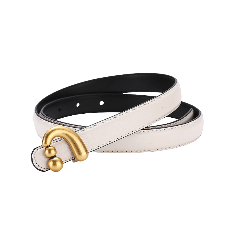 Ceinture femme Domitille en cuir blanc avec une boucle dorée asymétrique et deux boules décoratives.