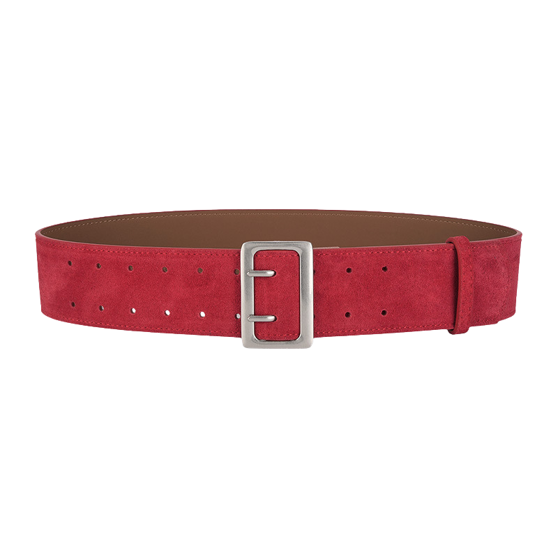 Ceinture large rouge Doriane en cuir suédé avec boucle rectangulaire argentée mate et double rangée de petits trous.