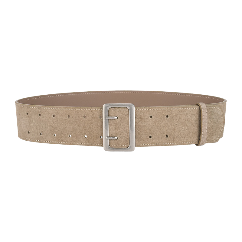 Ceinture large Doriane beige en cuir suédé avec boucle rectangulaire argentée mate et double rangée de perforations.