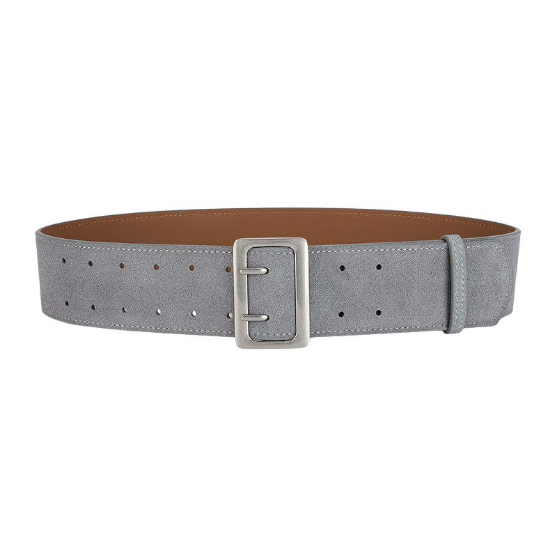 Ceinture large Doriane en cuir de vachette refendu gris clair, fini suédé sablé, avec boucle rectangulaire argenté mat et double rangée de perforations sur le devant.