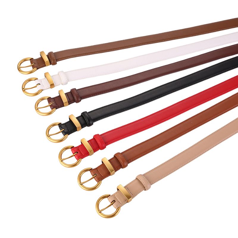Collection de ceintures fines Douceâtre en cuir de vachette, disponibles en marron, blanc, noir, rouge et beige, chacune dotée d'une boucle ardillon dorée arrondie.