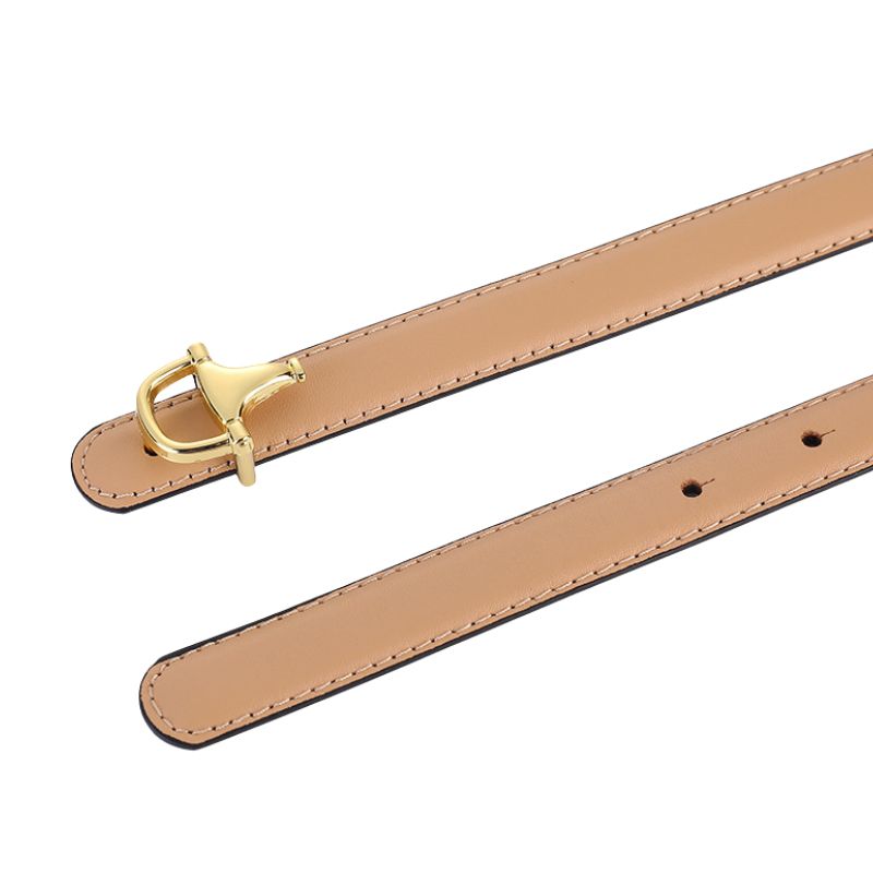 Ceinture fine pour femme Douceur en cuir pleine fleur de vachette finition daim lisse couleur beige avec boucle dorée mors en T inversé.