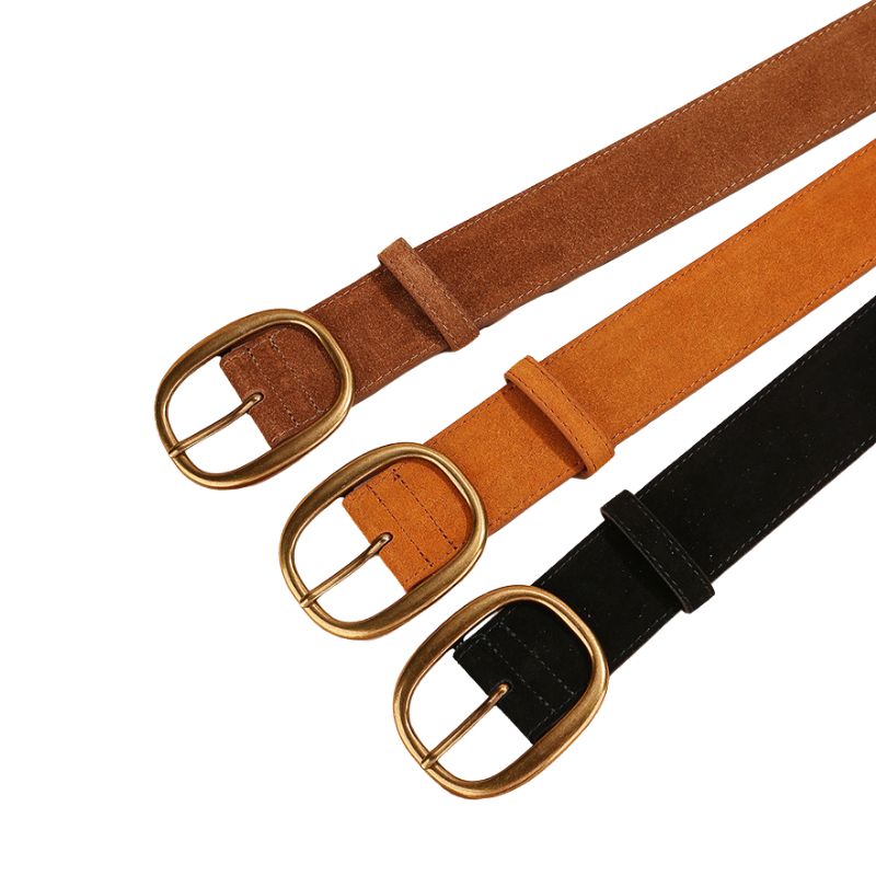 Trois ceintures Églantine en cuir suédé, marron, camel et noir, avec des boucles à ardillon ovales rétro dorées.