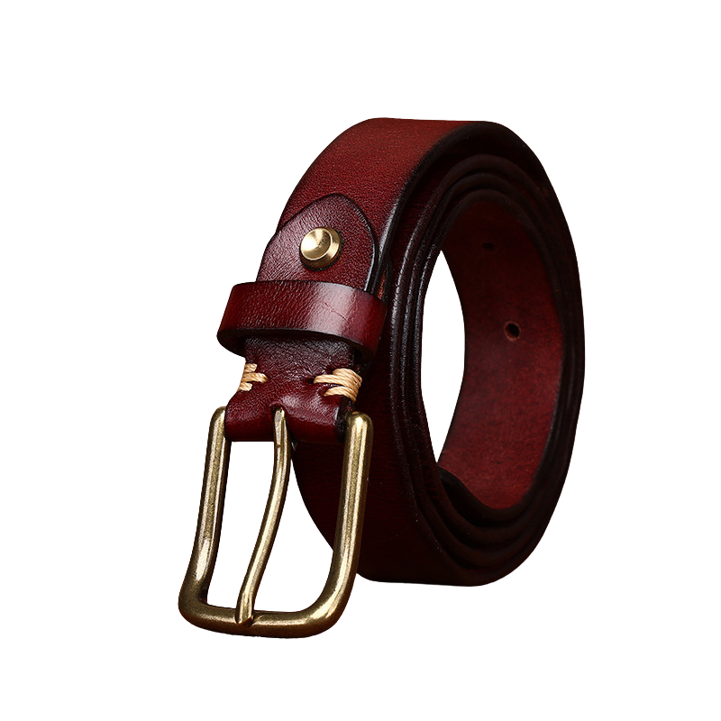 Ceinture en cuir de vachette pleine fleur couleur bordeaux avec boucle ardillon arrondie en cuivre doré. La lanière fine de 2,7 cm présente un effet plissé subtil et un toucher vieilli, avec des coutures apparentes et un rivet doré. #fullwidth