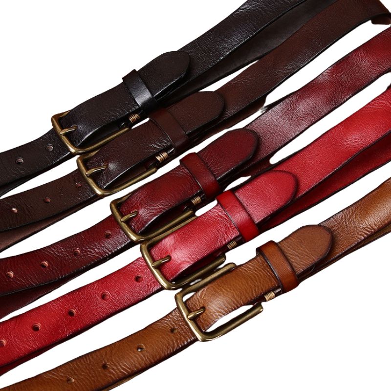 Ceintures Élégance Cuir pour femme en cuir de vachette pleine fleur, boucle ardillon arrondie en cuivre doré, disponibles en plusieurs coloris et longueurs.