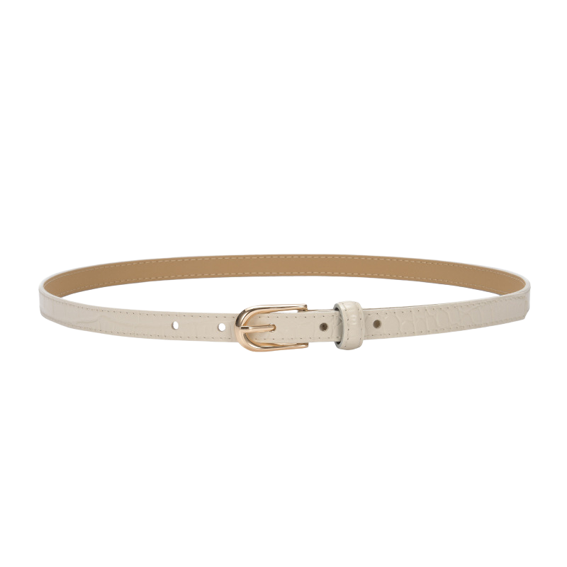 Ceinture fine pour femme Élégante en cuir refendu blanc cassé avec texture crocodile et boucle ardillon dorée.