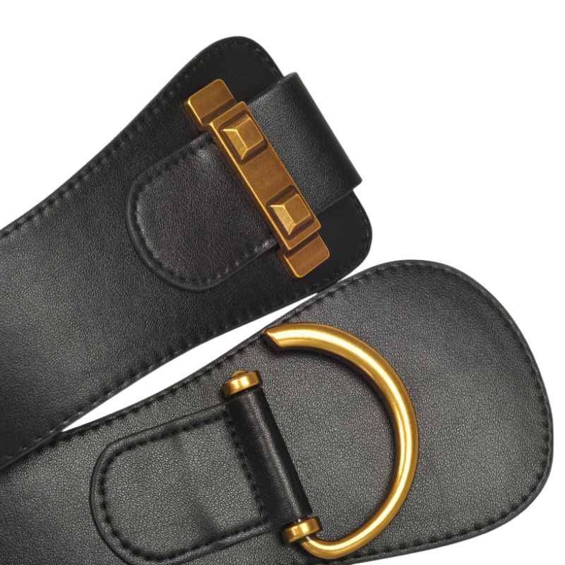 Ceinture noire en cuir pour femme Éliana, avec une boucle dorée en demi-cercle et une boucle décorative rectangulaire dorée.
