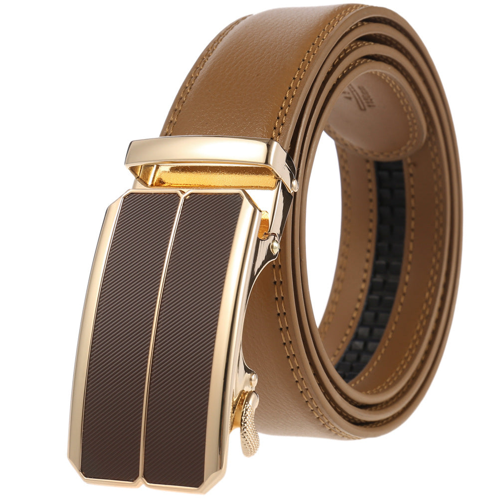 Ceinture Éloi 20 pour homme, en cuir de vachette refendu couleur café, avec boucle automatique rectangulaire dorée et détails texturés sur la lanière. #fullwidth