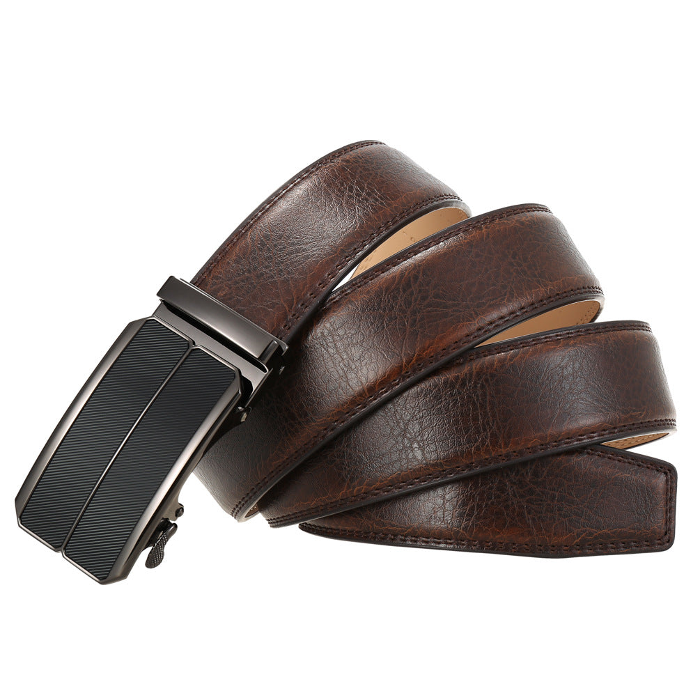 Ceinture pour homme Éloi 60 en cuir de vachette marron avec boucle automatique grise et noire et texture légèrement vieillie.