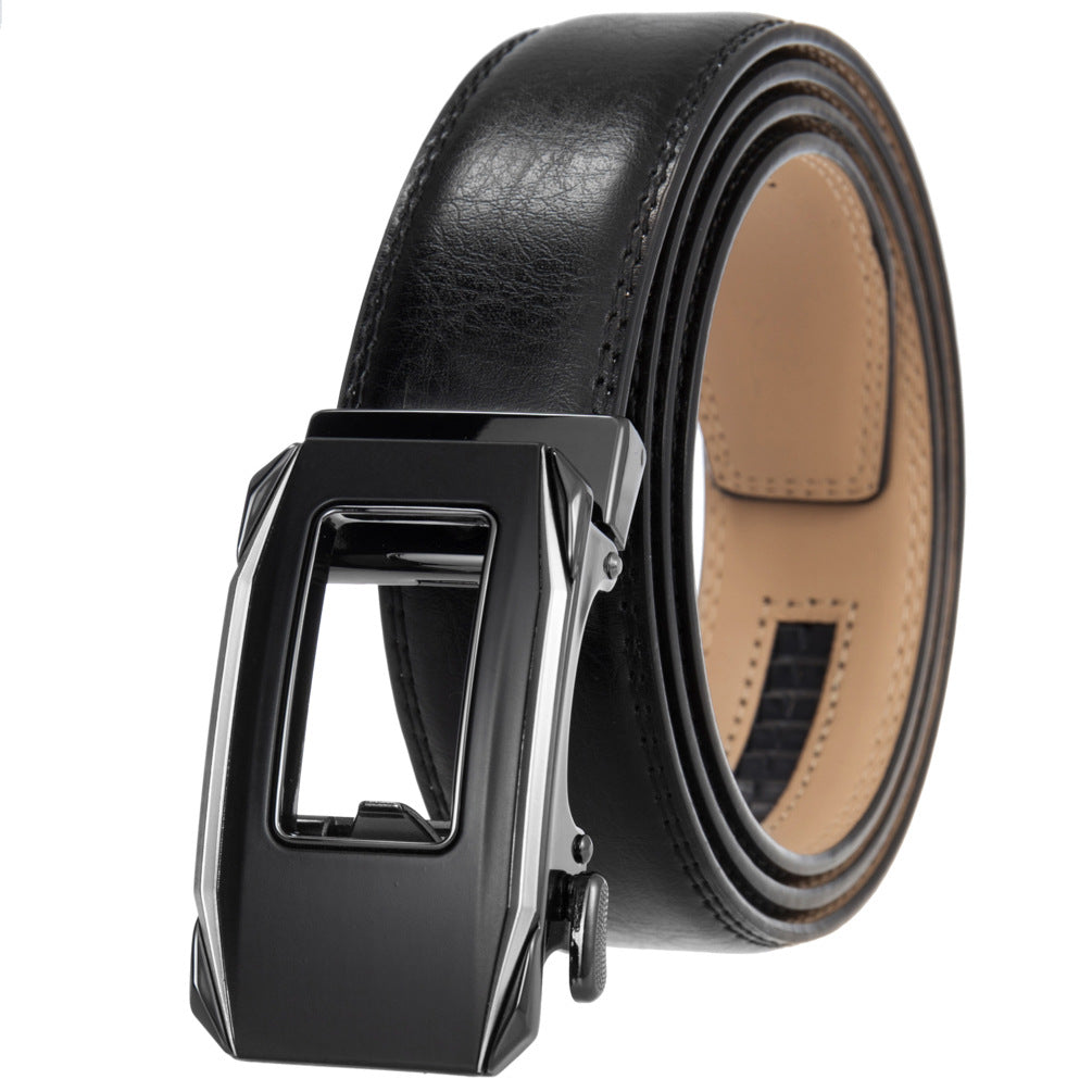 Ceinture pour homme Éloi 60 en cuir de vachette noir avec boucle automatique rectangulaire noire et finition légèrement vieillie.