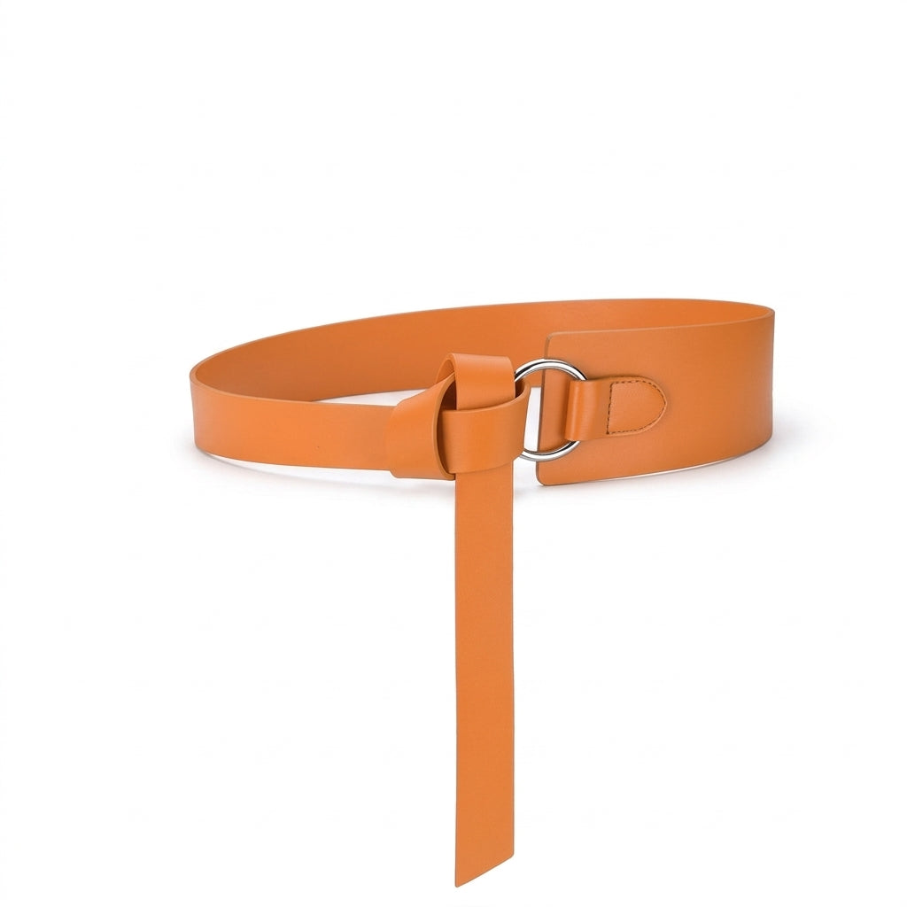 Ceinture serre-taille large Elvire en cuir lisse couleur camel avec un système de nouage élégant et un anneau métallique argenté sur fond blanc