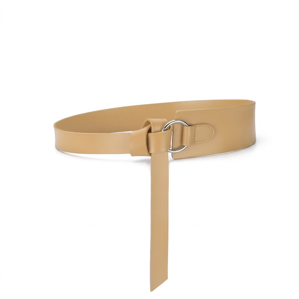 Ceinture serre-taille large Elvire en cuir beige lisse avec anneau métallique argenté pour un laçage élégant et ajustable.