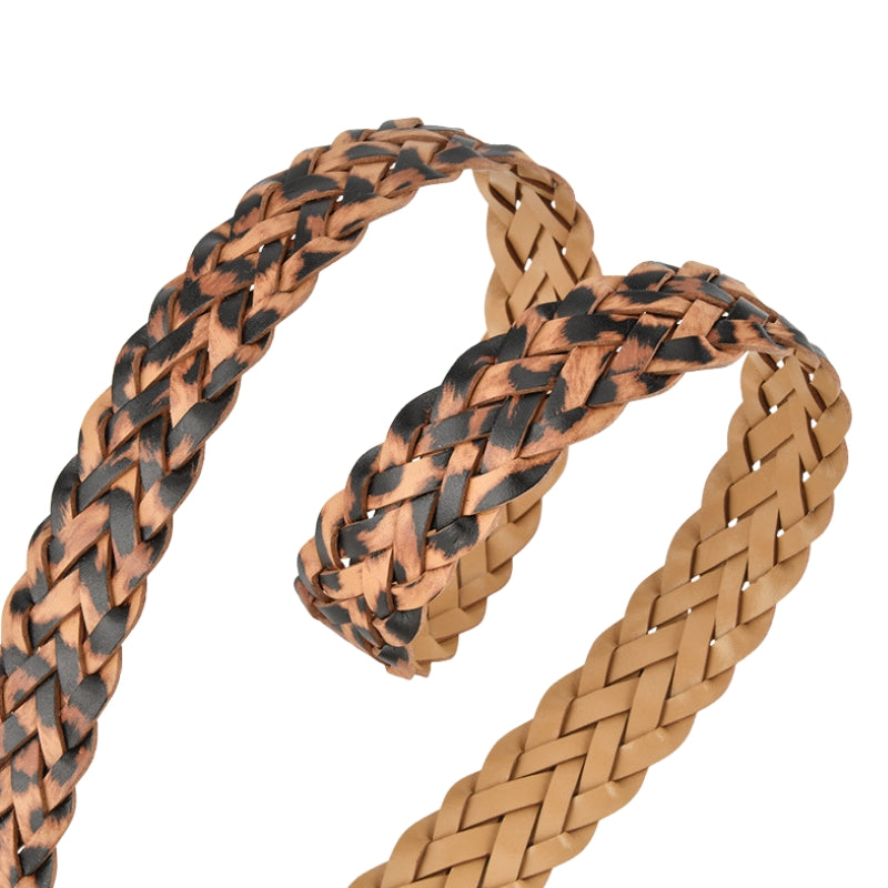 Ceinture fine tressée Émeraude avec un motif léopard discret sur une partie et une boucle demi-lune dorée ou argentée. Parfaite pour sublimer un style au quotidien.