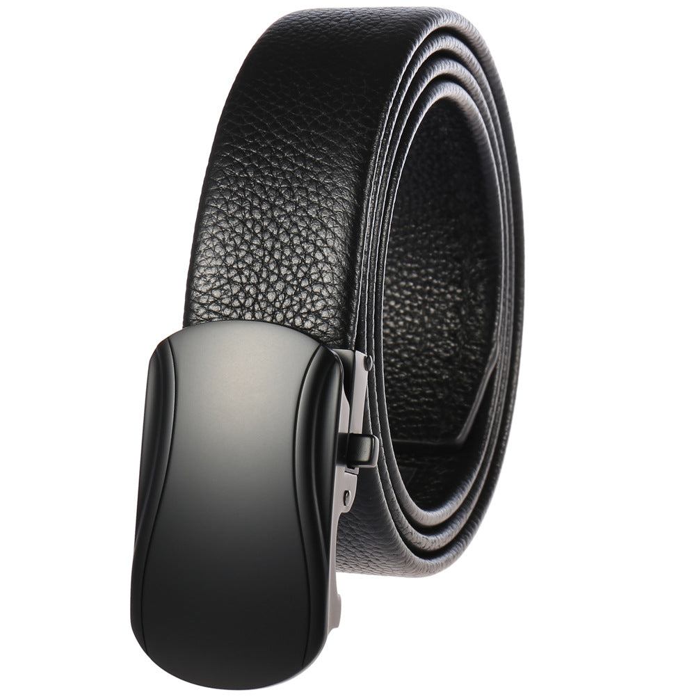 Ceinture homme Émilee en cuir noir avec boucle automatique rectangulaire minimaliste et lisse noire mate.