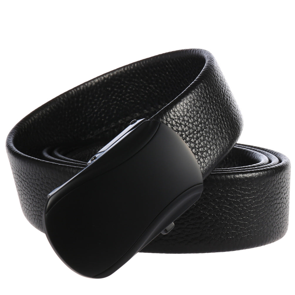 Ceinture homme Émilee en cuir noir texturé avec boucle automatique rectangulaire minimaliste noir mat.