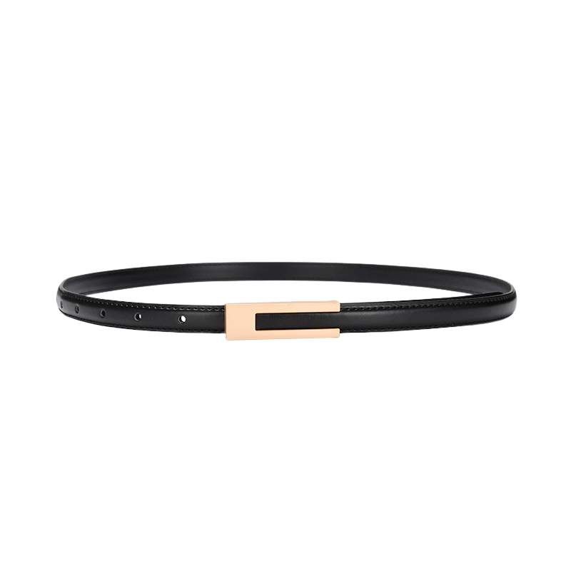 Ceinture fine noire Énora en cuir de vachette avec une boucle dorée minimaliste en forme de C.