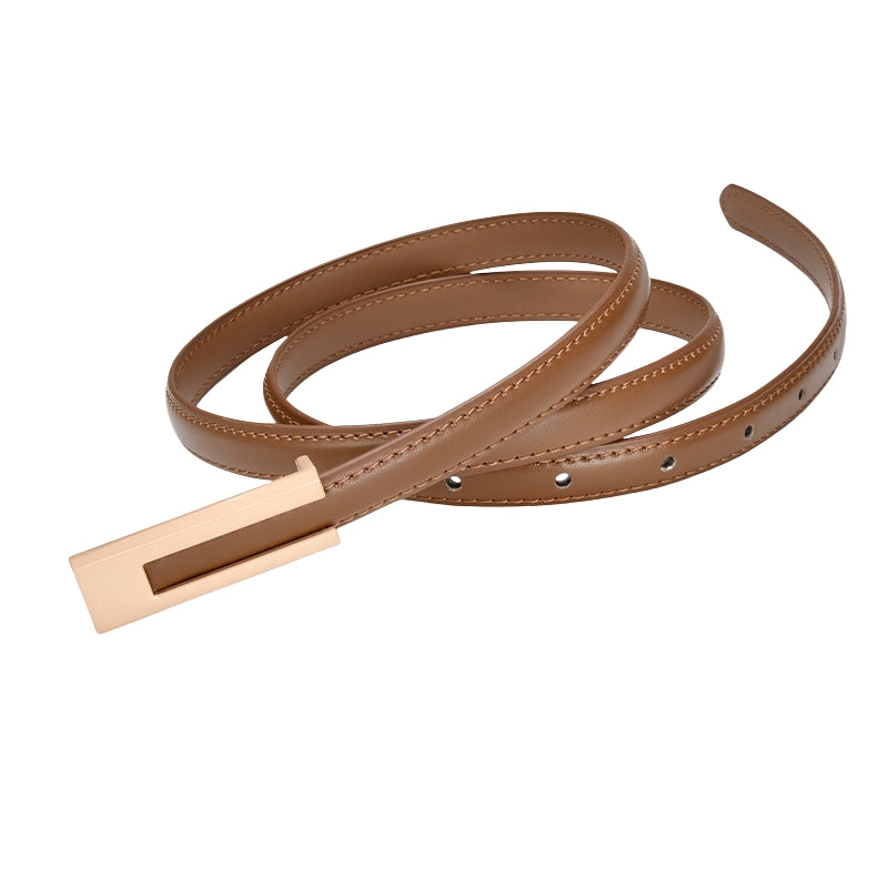 Ceinture fine Énora en cuir de vachette marron avec boucle carrée dorée minimaliste.